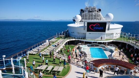ダイヤモンド・プリンセスのプールデッキ