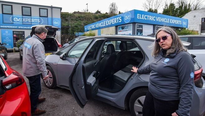 ガソリン価格高騰でEV販売最前線で起きたこと