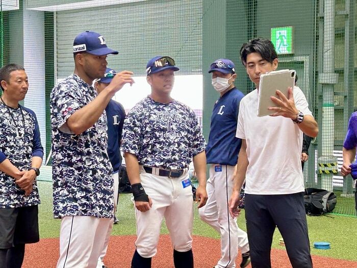 秋本コーチの指導を聞く、新人の蛭間（中央）とモンテル