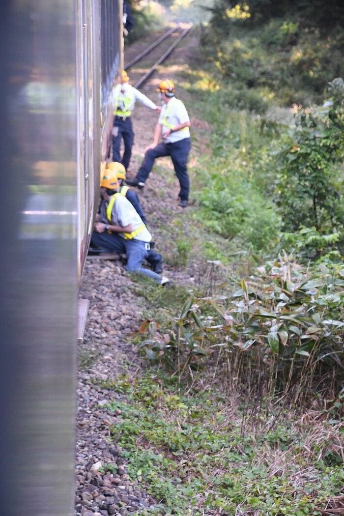 JR係員による点検作業