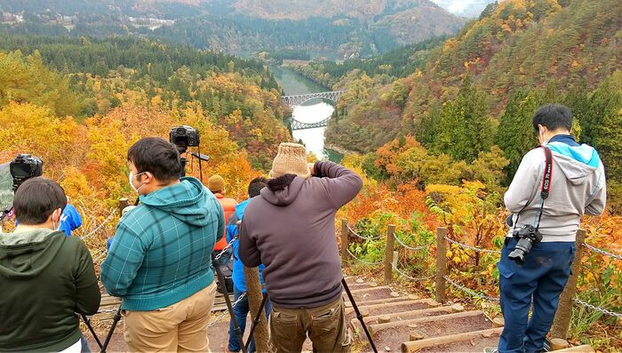 鉄道ファンで賑わう第一只見川橋梁の撮影地
