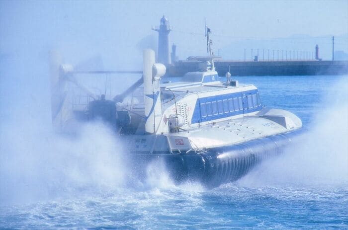 ホーバークラフトは一般の連絡船で1時間かかる宇高間を