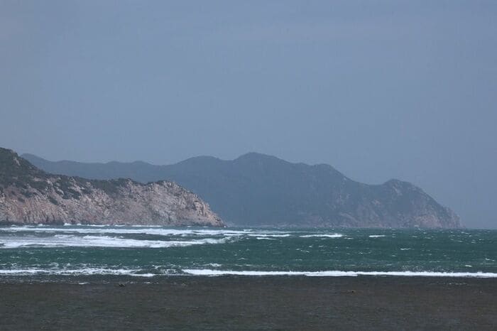 遠くに「石の壁岬」を望むタイアン村の海岸線