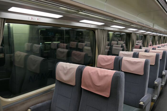 荷棚下にも照明が並ぶ