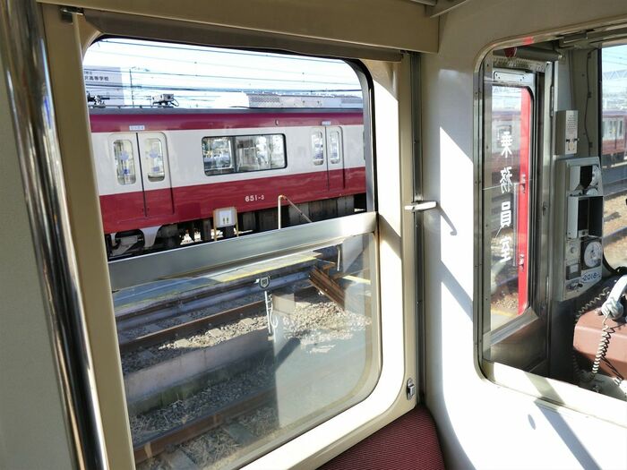 運転室直後の窓は開閉式だ