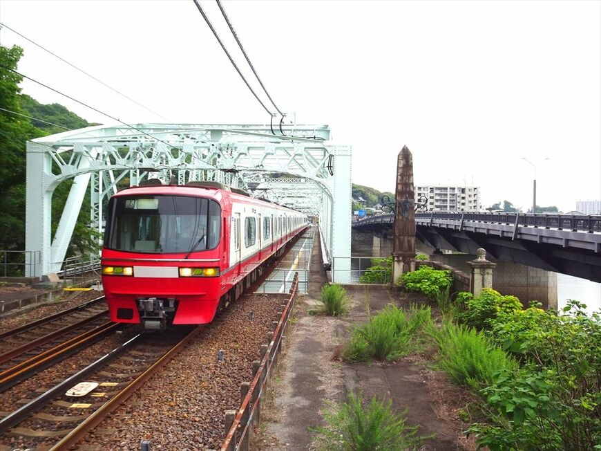 鉄道専用橋となった現在の犬山橋と道路橋（右）。「ツインブリッジ」の愛称がある（撮影：南正時）