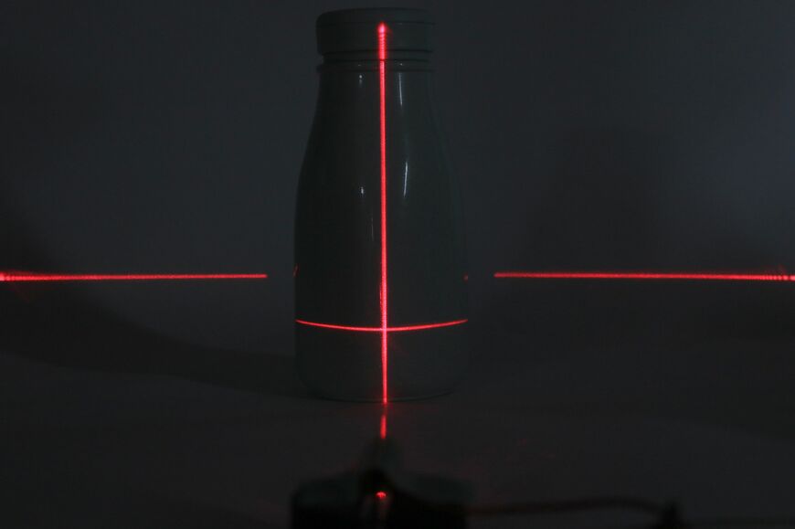 画像認識技術が未熟な頃には、前方にLiDARとは別のレーザーを照射して、ゆがみから段差や障害物の把握をしていた（画像：筆者提供）