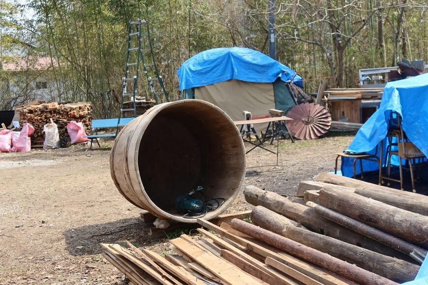 兵庫県らしい廃品、酒樽。これで冷水浴ができるようにするという