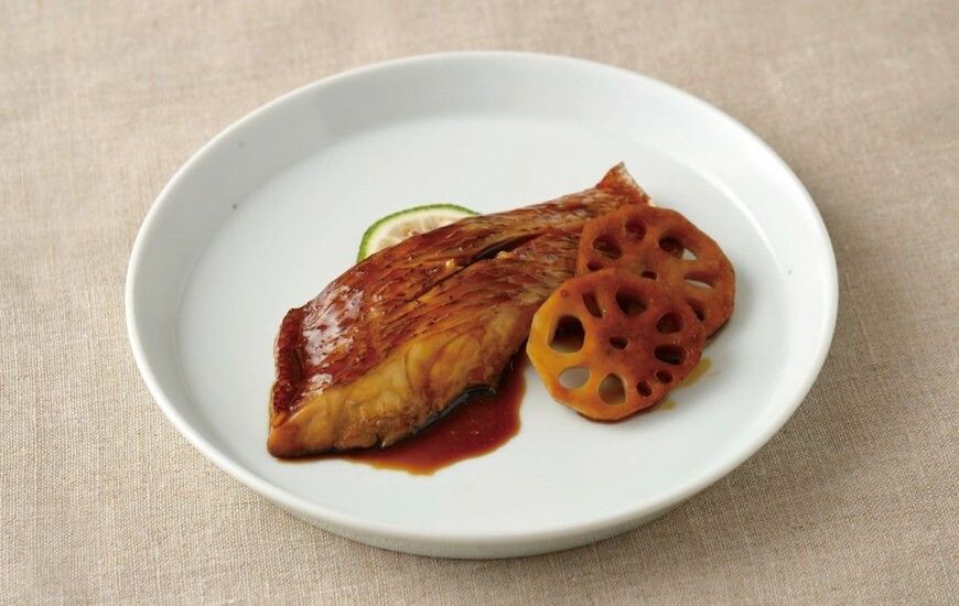 安部氏が開発した「かえし」と「みりん酒」さえ用意すれば、15分で簡単に作れる「鯛の煮付け 料亭風」（撮影：佳川奈央）