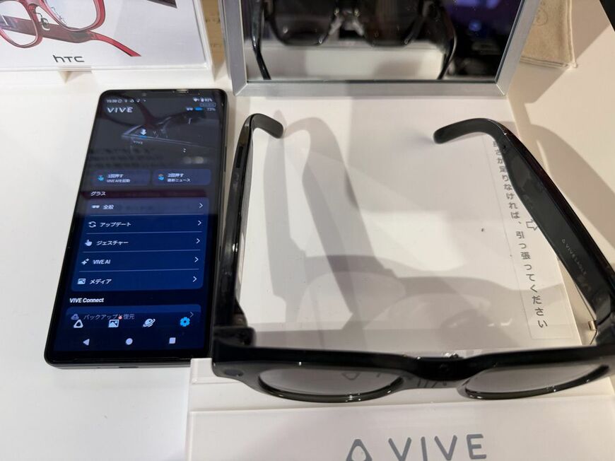 VIVE Eagleを装着した様子。クリアレンズのBerryカラーを着用している（写真：筆者撮影）