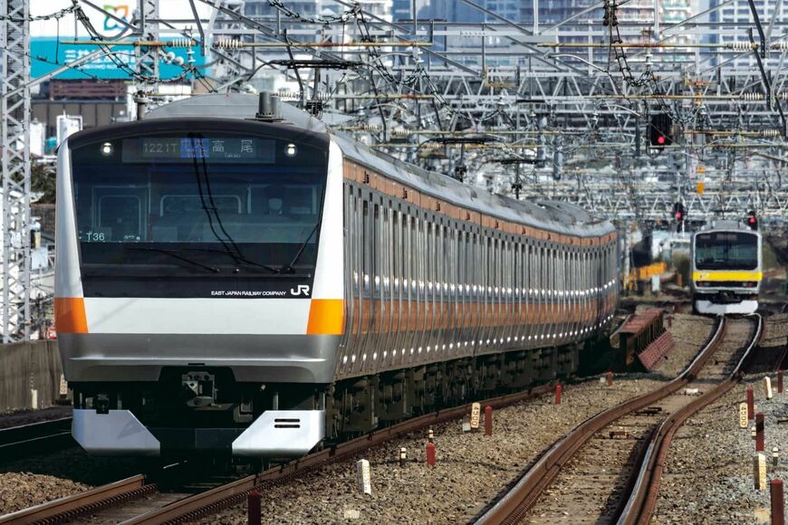 中央線快速は1時間最大30本が運行する（撮影：塩塚陽介）