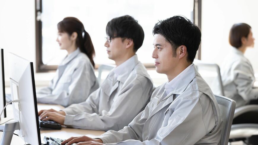 オフィスでPC作業をしている人たち