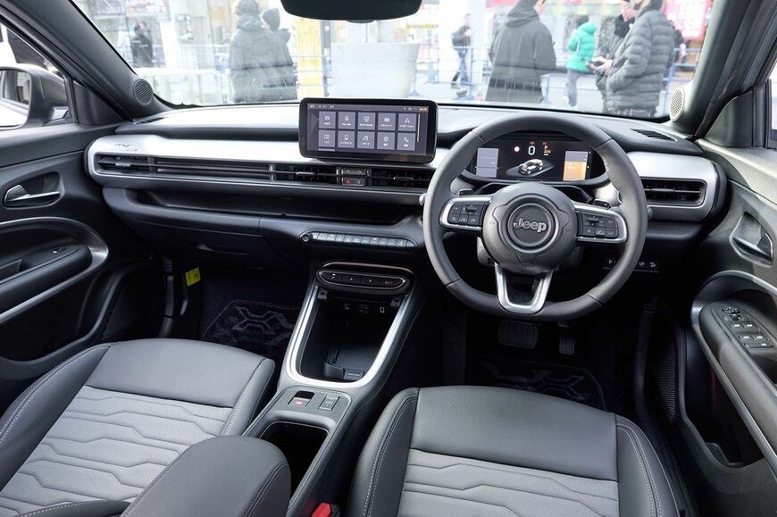 ジープの新型SUV「アベンジャー4xeハイブリッド」とプレス発表会の様子（写真：Stellantisジャパン）