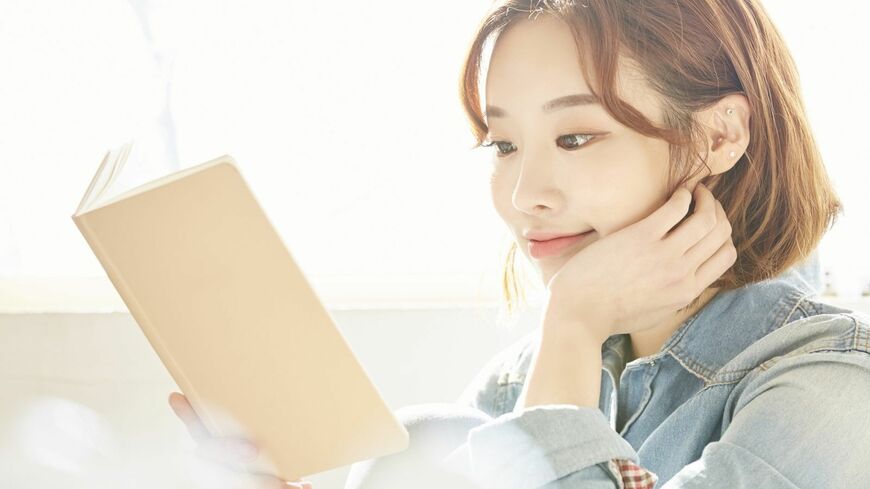 韓国ではどの世代にも「詩」が愛されているそうです（写真：PanKR／PIXTA）