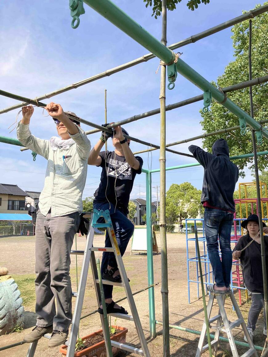 幼稚園内でのヘチマ棚作り
