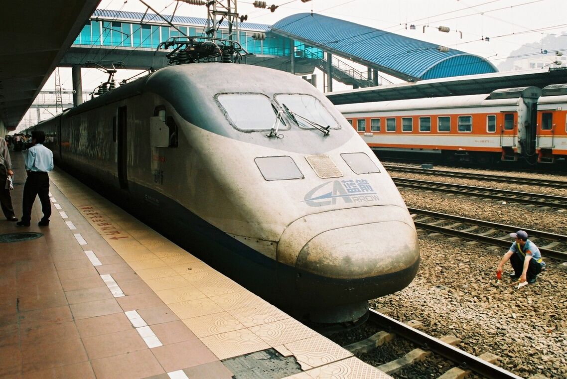 中国製造の高速列車「藍箭」。組み立ては中国だが