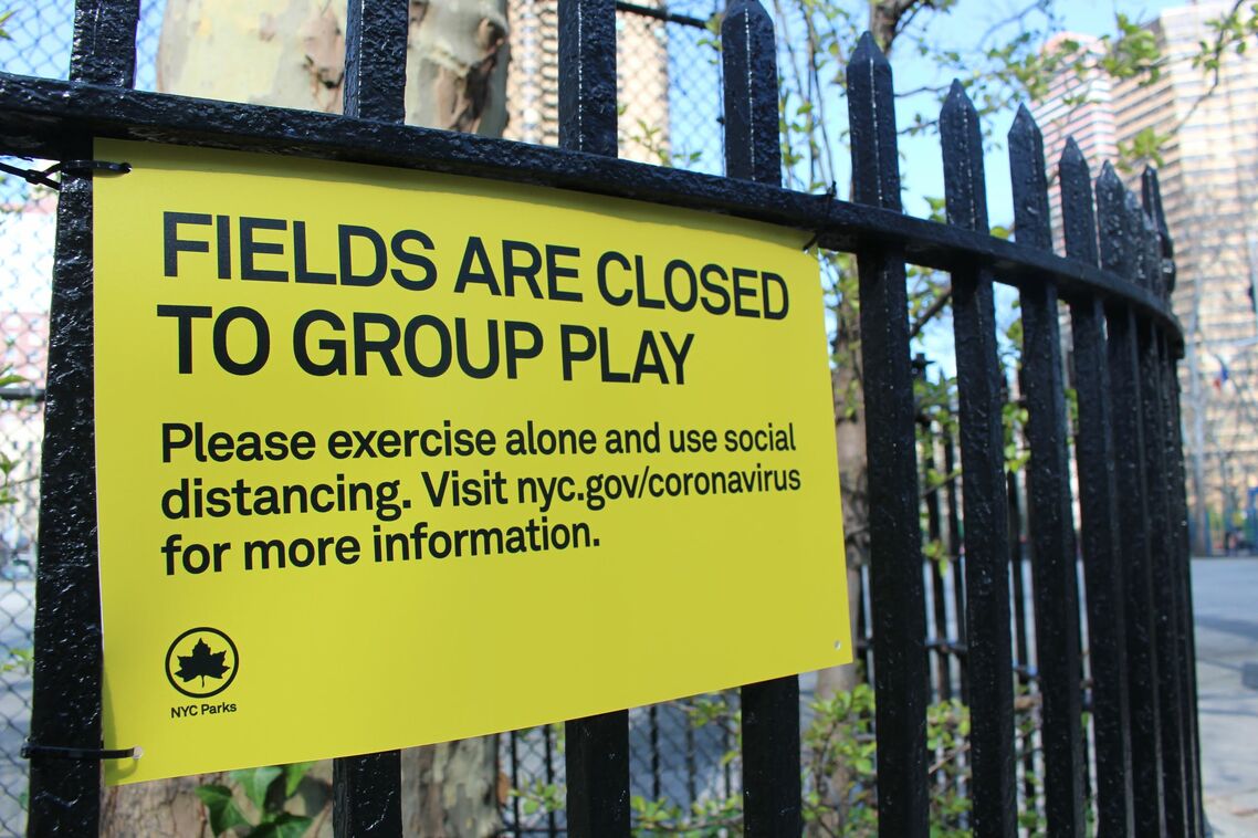 公園自体は利用できるが、バスケやサッカーなど複数人で遊ぶことは禁止