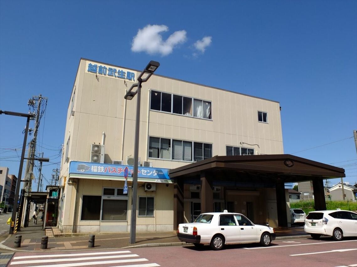 新幹線の新駅に駅名を譲る越前武生駅。