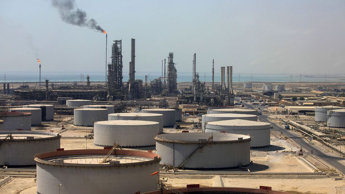 サウジアラビア・ラスタヌラの石油精製所にある原油貯蔵タンク