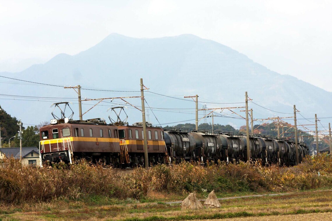 重連で貨物列車を牽引する三岐鉄道の電気機関車（撮影：南正時）
