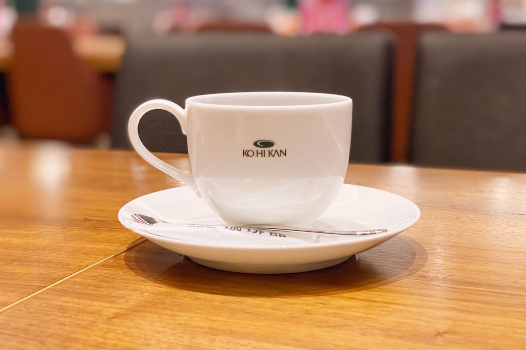 珈琲館ブレンドはロゴ入りの白いコーヒーカップで提供されます（筆者撮影）