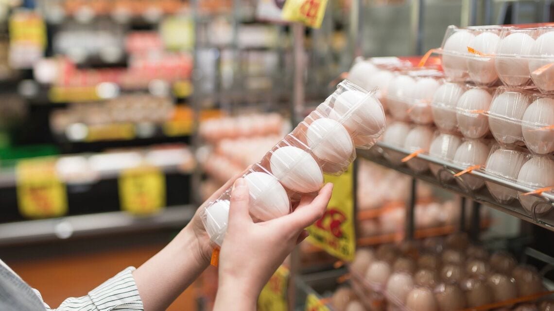 飼料価格の高騰と鳥インフルエンザの流行が生活を直撃。“エッグショック”の行方は（写真：Graphs／PIXTA）