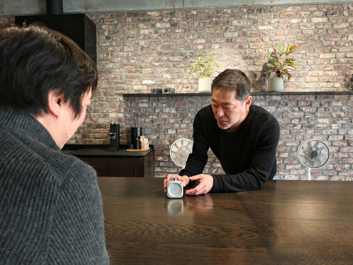 青山にある同社ショールームで筆者に「The Clock」の説明をするバルミューダの寺尾玄代表（写真：編集部撮影）