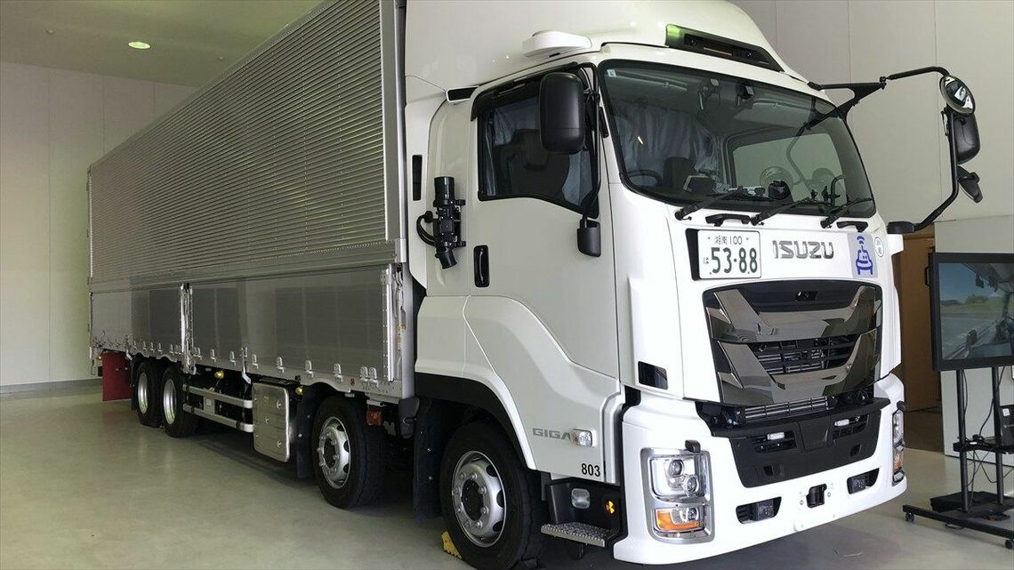 いすゞが7月末、同社藤沢工場で初公開した次世代自動運転大型トラック。 アメリカのIT系スタートアップらとの連携を強化した自動運転2.0仕様(筆者撮影)