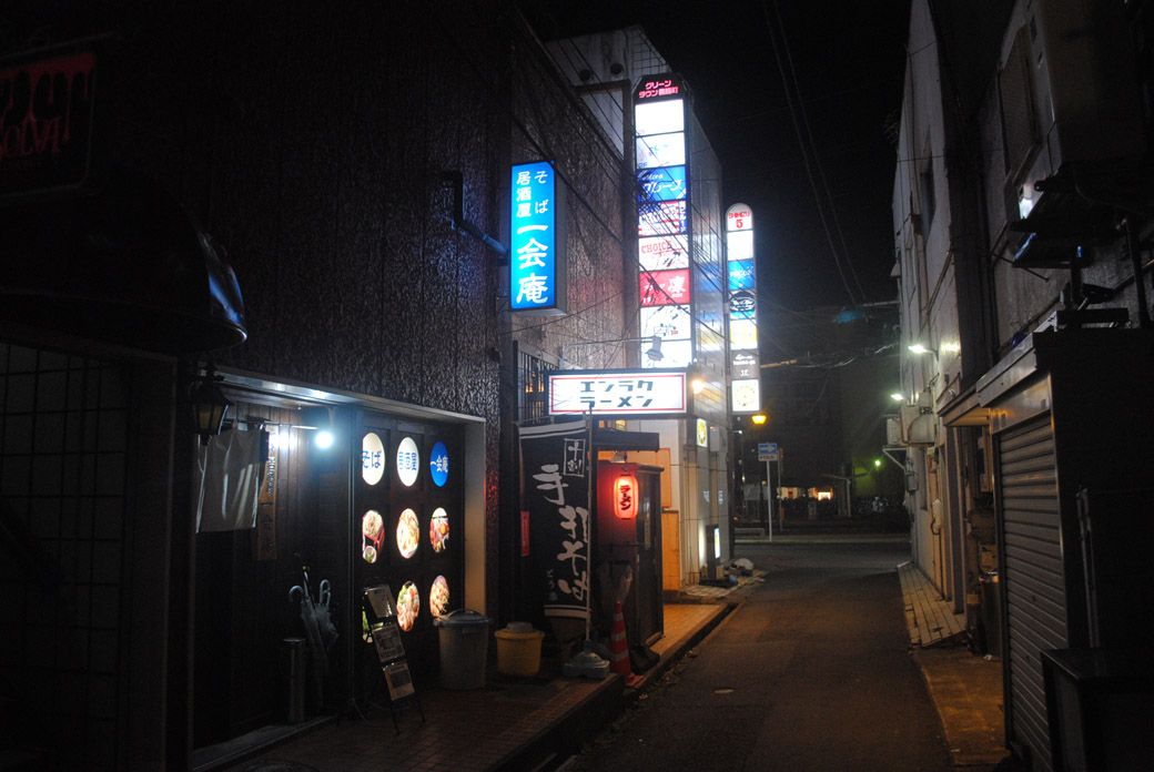 中央通り周辺には昔ながらの飲み屋が並ぶ