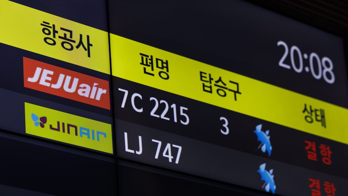事故が発生した韓国・務安(ムアン)空港のフライト情報。チェジュ航空(JEJU airと表示されている)のボーイング社製737-800型機7C 2216便が着陸に失敗して炎上し、170人以上の死者・行方不明者を出した。事故がなければ7C 2215便として再び飛び立つ予定だったが「欠航」と表示されている(写真・2024 Bloomberg Finance LP)