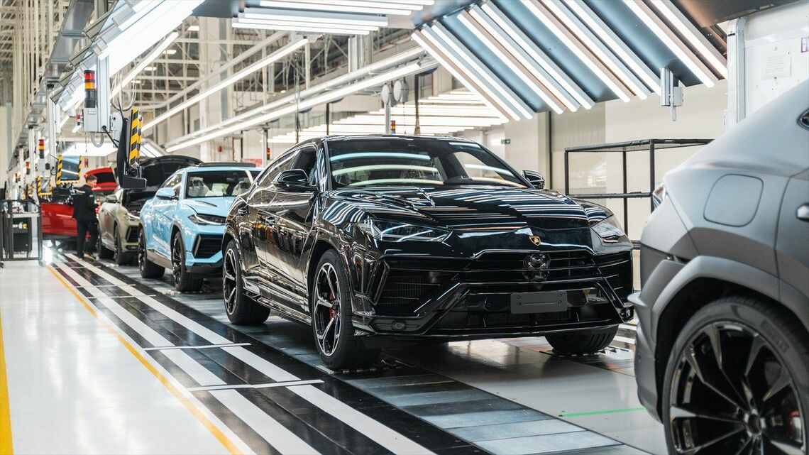 1台1台ほぼすべて仕様が異なる「ウルス」の生産ライン（写真：Automobili Lamborghini）