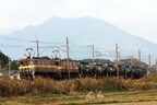 重連で貨物列車を牽引する三岐鉄道の電気機関車