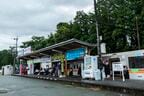 終点の御代志駅のホームはバス停を兼ねている