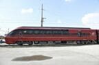 先頭のプレミアム車両は床が高いハイデッカーだ