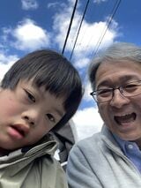 サンドウィッチマンと2人の愛する子どもに元気をもらい、松原さんは今日も介助に精を出す（写真：松原さん提供）