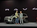 新型「RAV4」の発表会でデザイン統括のサイモン・ハンフリーズ取締役（左）とウーブン・バイ・トヨタの隈部CEO（筆者撮影）