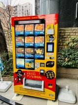 福岡市内6カ所に自社運営の「アジフライ自販機」を構える。地下鉄駅構内にある他メーカーの自販機でも取り扱いが始まるほど好評