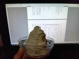ソフトクリーム食べながら原稿チェック（筆者撮影）
