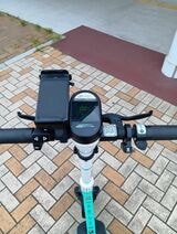 スマホホルダーも付いている（筆者撮影）