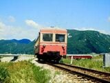 和気付近を走る同和鉱業片上鉄道のキハ312。同鉄道オリジナルの車両だった（撮影：南正時）