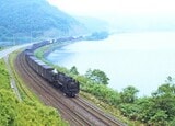 大沼付近を走るD52形牽引の貨物列車＝1971年（撮影：南正時）