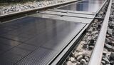 線路に設置されたソーラーパネル（写真：Sun-Ways社）
