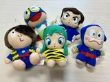 大学生のときにゲットしたラムちゃんのぬいぐるみ（中央）。このころに取ったクレーンゲームの景品を、小山さんは今も大切に保管している（写真：筆者撮影）