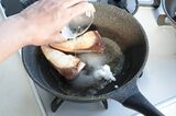 砂糖と酒、みりんを投入