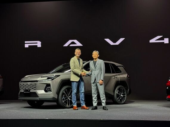 新型「RAV4」の発表会でデザイン統括のサイモン・ハンフリーズ取締役(左)とウーブン・バイ・トヨタの隈部CEO(筆者撮影)