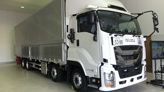 いすゞが7月末、同社藤沢工場で初公開した次世代自動運転大型トラック。 アメリカのIT系スタートアップらとの連携を強化した自動運転2.0仕様（筆者撮影）
