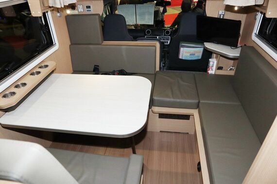 先代コルド リーブスの室内