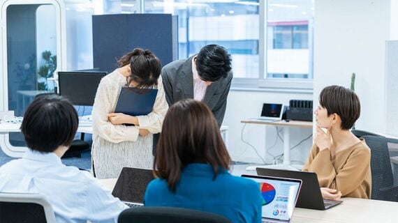 仕事仲間にあやまる男女