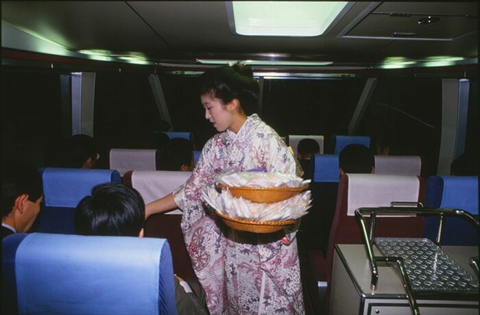 展望席での車内サービスの様子