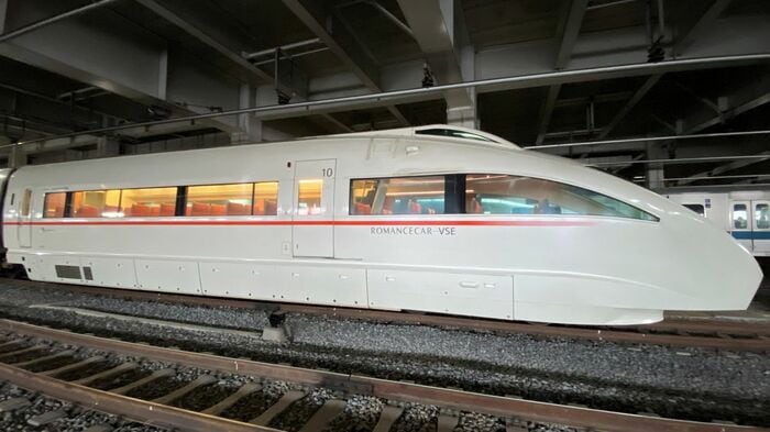 VSEは展望室のある先頭車を両端に配した10両編成